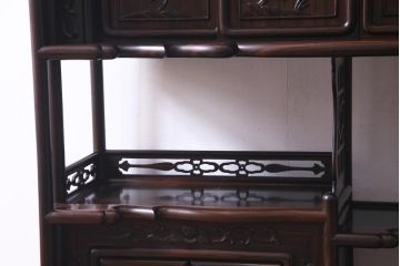 ビンテージ家具　伝統民芸　黒檀材　品格漂う優美な佇まいが魅力の飾り棚(茶棚、戸棚)