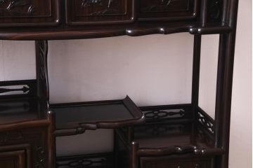 ビンテージ家具　伝統民芸　黒檀材　品格漂う優美な佇まいが魅力の飾り棚(茶棚、戸棚)