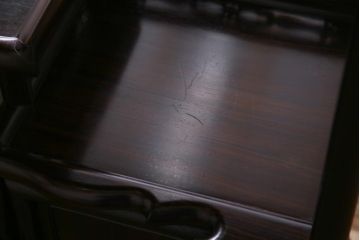 ビンテージ家具　伝統民芸　黒檀材　品格漂う優美な佇まいが魅力の飾り棚(茶棚、戸棚)
