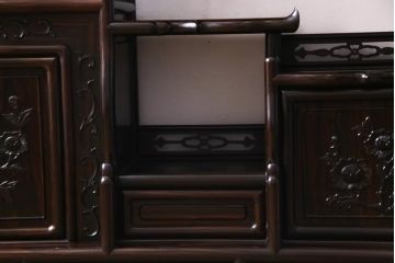 ビンテージ家具　伝統民芸　黒檀材　品格漂う優美な佇まいが魅力の飾り棚(茶棚、戸棚)