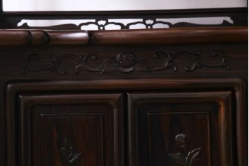 ビンテージ家具　伝統民芸　黒檀材　品格漂う優美な佇まいが魅力の飾り棚(茶棚、戸棚)