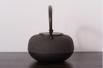 アンティーク雑貨　南部鉄瓶　在銘　秀山　作家物　あられ鉄瓶