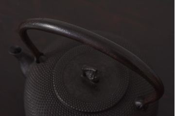 アンティーク雑貨　南部鉄瓶　在銘　秀山　作家物　あられ鉄瓶