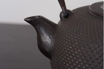 アンティーク雑貨　南部鉄瓶　在銘　秀山　作家物　あられ鉄瓶