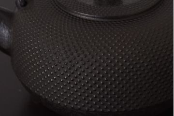 アンティーク雑貨　南部鉄瓶　在銘　秀山　作家物　あられ鉄瓶