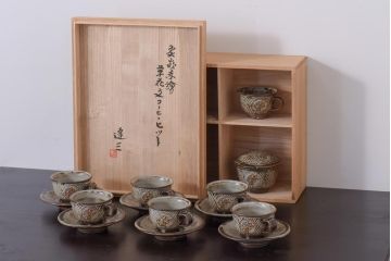 人間国宝　島岡達三　象嵌赤絵　草花文コーヒーセット(カップ&ソーサー、クリーマー、シュガーポット)