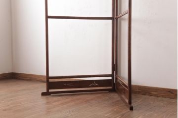 アンティーク家具　和風インテリア　エンジュ材　折り鶴の透かし彫りが魅力的な二つ折り衣桁(着物掛け、ハンガーラック)