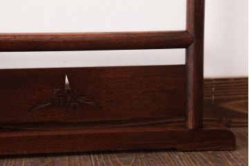アンティーク家具　和風インテリア　エンジュ材　折り鶴の透かし彫りが魅力的な二つ折り衣桁(着物掛け、ハンガーラック)