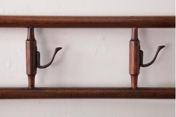 アンティーク家具　和風インテリア　エンジュ材　折り鶴の透かし彫りが魅力的な二つ折り衣桁(着物掛け、ハンガーラック)