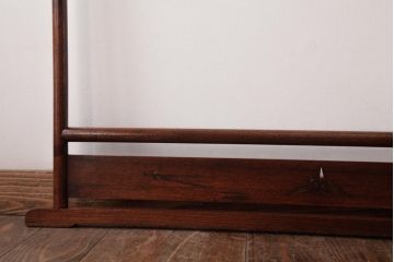 アンティーク家具　和風インテリア　エンジュ材　折り鶴の透かし彫りが魅力的な二つ折り衣桁(着物掛け、ハンガーラック)