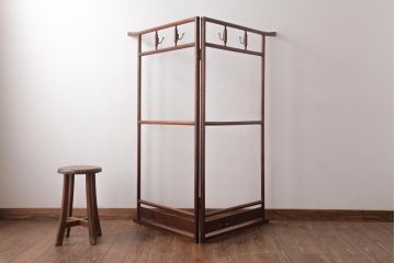 アンティーク家具　和風インテリア　エンジュ材　折り鶴の透かし彫りが魅力的な二つ折り衣桁(着物掛け、ハンガーラック)