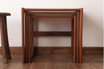 ヴィンテージ家具　北欧ビンテージ　モダンなデザインのネストテーブル(サイドテーブル、カフェテーブル)