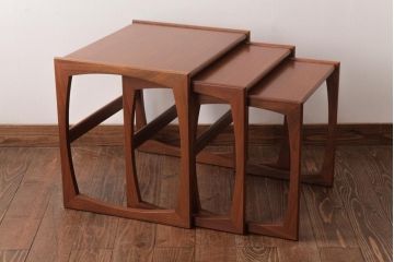 ヴィンテージ家具　北欧ビンテージ　モダンなデザインのネストテーブル(サイドテーブル、カフェテーブル)
