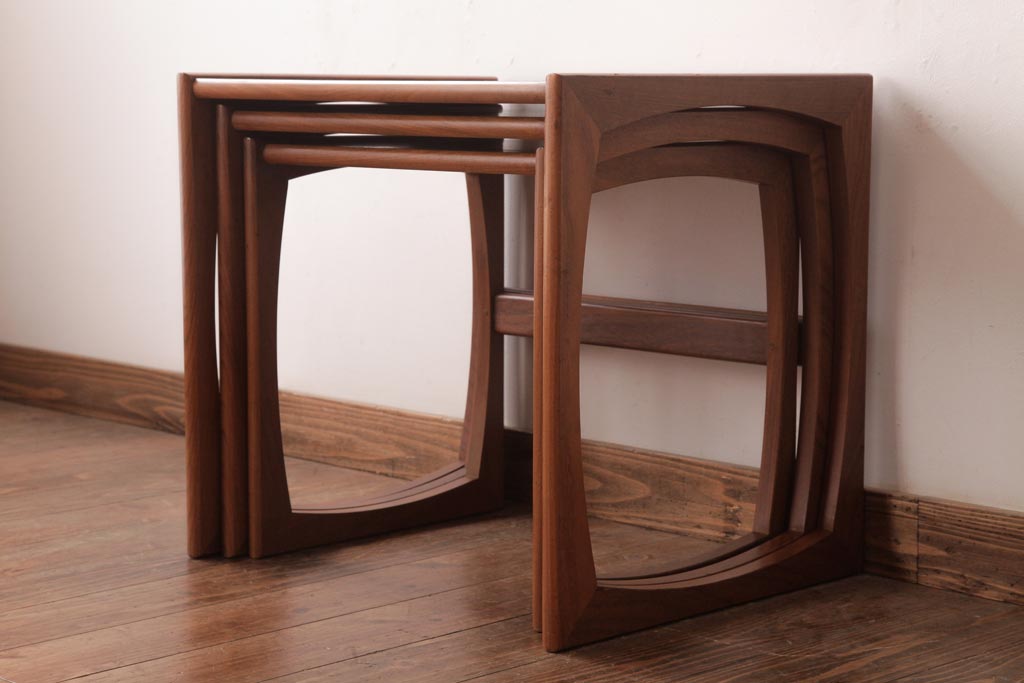 ヴィンテージ家具　北欧ビンテージ　モダンなデザインのネストテーブル(サイドテーブル、カフェテーブル)