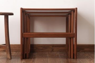 ヴィンテージ家具　北欧ビンテージ　モダンなデザインのネストテーブル(サイドテーブル、カフェテーブル)