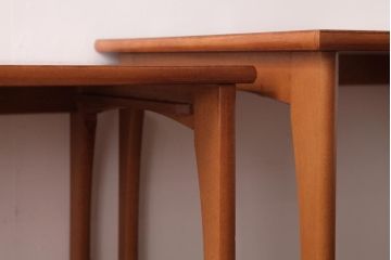 ヴィンテージ家具　北欧ビンテージ　脚のデザインがおしゃれなネストテーブル(サイドテーブル、カフェテーブル)