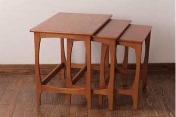 ヴィンテージ家具　北欧ビンテージ　脚のデザインがおしゃれなネストテーブル(サイドテーブル、カフェテーブル)