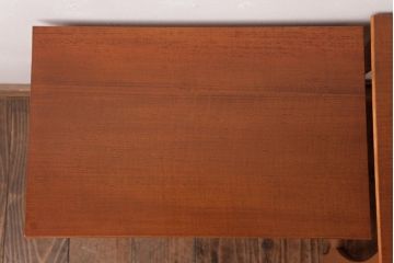ヴィンテージ家具　北欧ビンテージ　脚のデザインがおしゃれなネストテーブル(サイドテーブル、カフェテーブル)