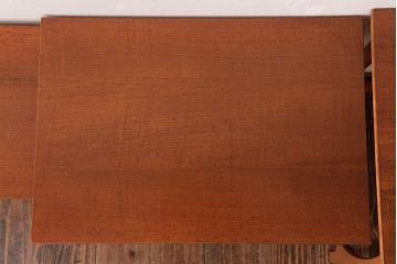 ヴィンテージ家具　北欧ビンテージ　脚のデザインがおしゃれなネストテーブル(サイドテーブル、カフェテーブル)