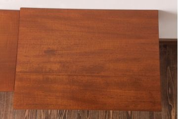 ヴィンテージ家具　北欧ビンテージ　脚のデザインがおしゃれなネストテーブル(サイドテーブル、カフェテーブル)