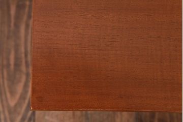 ヴィンテージ家具　北欧ビンテージ　脚のデザインがおしゃれなネストテーブル(サイドテーブル、カフェテーブル)