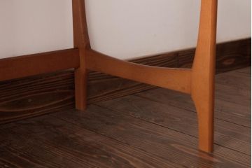 ヴィンテージ家具　北欧ビンテージ　脚のデザインがおしゃれなネストテーブル(サイドテーブル、カフェテーブル)