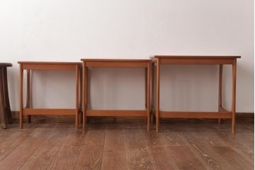 ヴィンテージ家具　北欧ビンテージ　脚のデザインがおしゃれなネストテーブル(サイドテーブル、カフェテーブル)