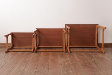 ヴィンテージ家具　北欧ビンテージ　脚のデザインがおしゃれなネストテーブル(サイドテーブル、カフェテーブル)