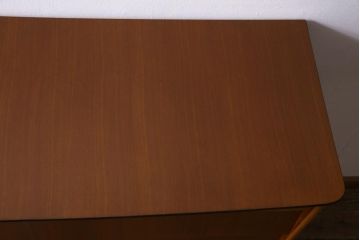 ビンテージ家具　北欧ヴィンテージ　チーク材　シンプルモダンな脚付きチェスト(引き出し)