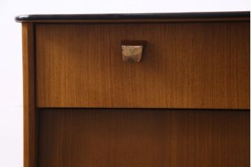 ビンテージ家具　北欧ヴィンテージ　チーク材　シンプルモダンな脚付きチェスト(引き出し)