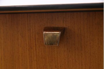 ビンテージ家具　北欧ヴィンテージ　チーク材　シンプルモダンな脚付きチェスト(引き出し)