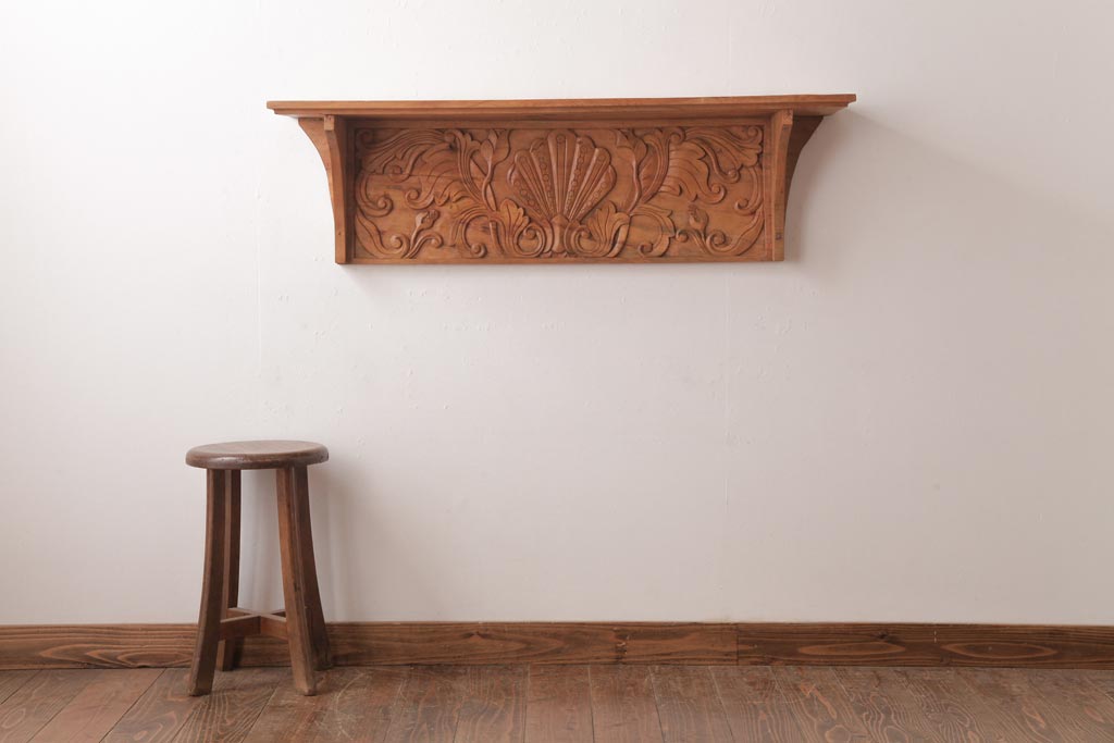 アンティーク家具　フランスアンティーク　クラシカルな彫刻が魅力的なウォールラック(壁掛け棚、吊り棚)