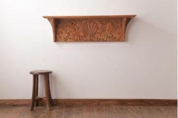アンティーク家具　フランスアンティーク　クラシカルな彫刻が魅力的なウォールラック(壁掛け棚、吊り棚)