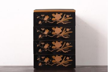 アンティーク雑貨　古民具　外箱付き　椿・梅・水仙の蒔絵が美しい四段重箱(お重)(R-036534)