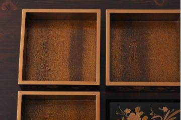 アンティーク雑貨　古民具　外箱付き　椿・梅・水仙の蒔絵が美しい四段重箱(お重)(R-036534)