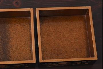 アンティーク雑貨　古民具　外箱付き　椿・梅・水仙の蒔絵が美しい四段重箱(お重)(R-036534)