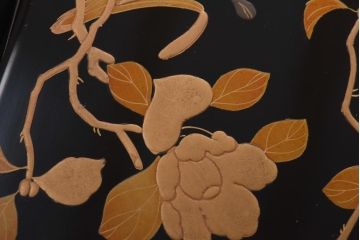 アンティーク雑貨　古民具　外箱付き　椿・梅・水仙の蒔絵が美しい四段重箱(お重)(R-036534)