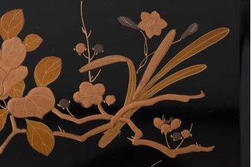 アンティーク雑貨　古民具　外箱付き　椿・梅・水仙の蒔絵が美しい四段重箱(お重)(R-036534)