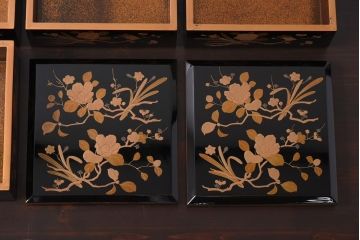 アンティーク雑貨　古民具　外箱付き　椿・梅・水仙の蒔絵が美しい四段重箱(お重)(R-036534)