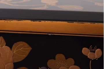 アンティーク雑貨　古民具　外箱付き　椿・梅・水仙の蒔絵が美しい四段重箱(お重)(R-036534)