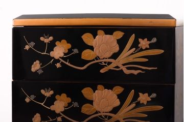 アンティーク雑貨　古民具　外箱付き　椿・梅・水仙の蒔絵が美しい四段重箱(お重)(R-036534)