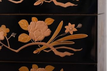 アンティーク雑貨　古民具　外箱付き　椿・梅・水仙の蒔絵が美しい四段重箱(お重)(R-036534)