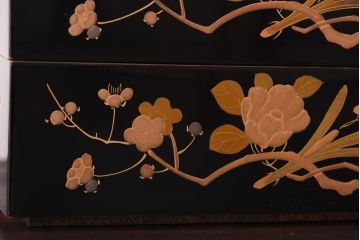 アンティーク雑貨　古民具　外箱付き　椿・梅・水仙の蒔絵が美しい四段重箱(お重)(R-036534)