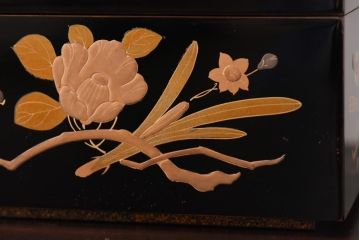 アンティーク雑貨　古民具　外箱付き　椿・梅・水仙の蒔絵が美しい四段重箱(お重)(R-036534)