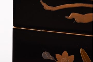 アンティーク雑貨　古民具　外箱付き　椿・梅・水仙の蒔絵が美しい四段重箱(お重)(R-036534)