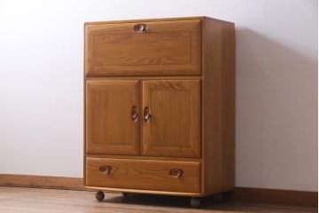 ヴィンテージ家具　イギリス家具　ERCOL(アーコール)　柔らかな雰囲気を醸し出す北欧スタイルのキャビネット(収納棚、サイドボード、戸棚、ビンテージ)(R-036539)