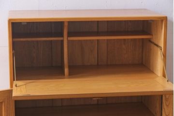 ヴィンテージ家具　イギリス家具　ERCOL(アーコール)　柔らかな雰囲気を醸し出す北欧スタイルのキャビネット(収納棚、サイドボード、戸棚、ビンテージ)(R-036539)
