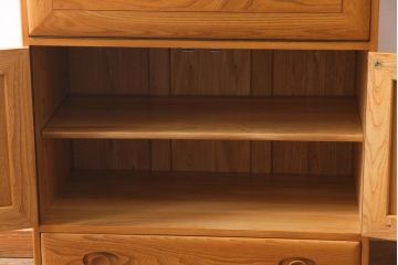 ヴィンテージ家具　イギリス家具　ERCOL(アーコール)　柔らかな雰囲気を醸し出す北欧スタイルのキャビネット(収納棚、サイドボード、戸棚、ビンテージ)(R-036539)