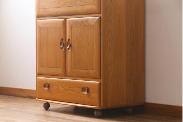 ヴィンテージ家具　イギリス家具　ERCOL(アーコール)　柔らかな雰囲気を醸し出す北欧スタイルのキャビネット(収納棚、サイドボード、戸棚、ビンテージ)(R-036539)