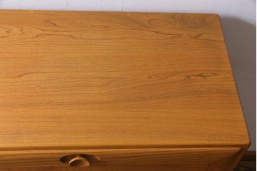 ヴィンテージ家具　イギリス家具　ERCOL(アーコール)　柔らかな雰囲気を醸し出す北欧スタイルのキャビネット(収納棚、サイドボード、戸棚、ビンテージ)(R-036539)